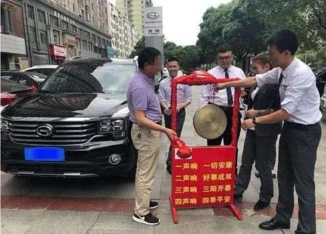 男子花10万买SUV，提车仪式让车主恼怒：不买了，退车