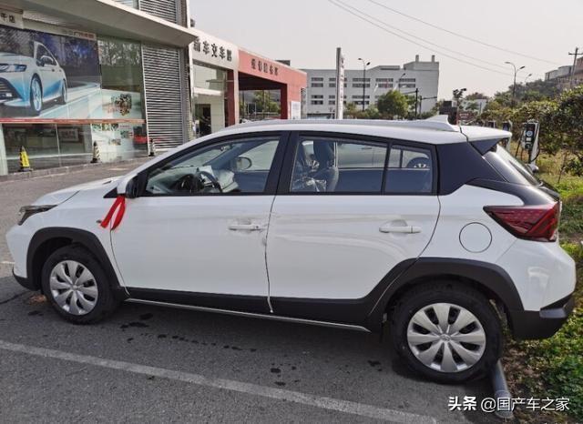 9万喜提丰田致炫X乞丐版，车主：外观出奇地好看，就是内饰差点