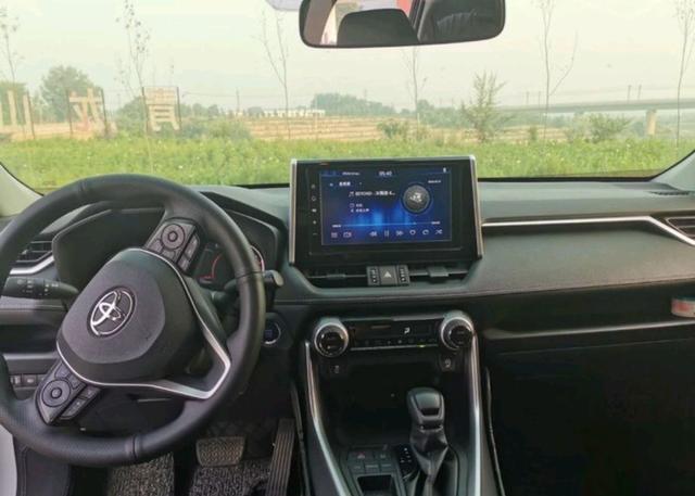 幸福来得太突然，23小伙喜提丰田RAV4，分享3000公里用车感受