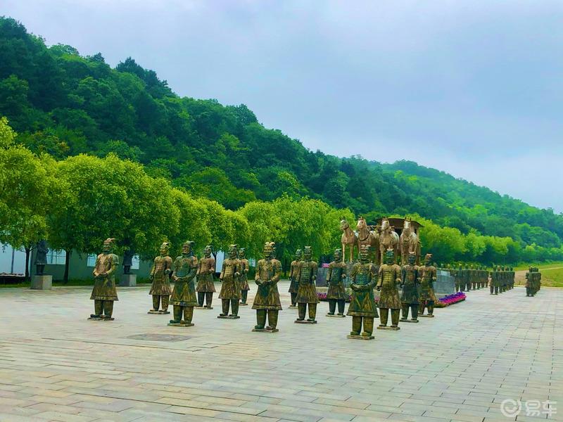 找寻那奋斗的年代，那隐藏在崇山峻岭中的红色。