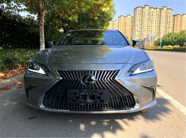 湖南车友喜提雷克萨斯ES200卓越版，车主：不适合年轻人开