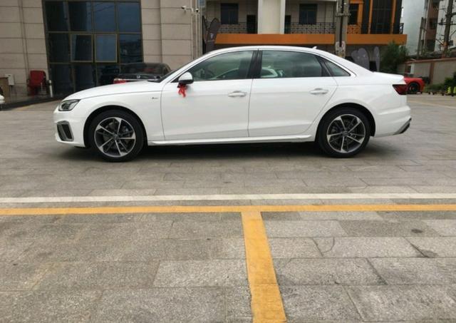 26岁小伙喜提新款奥迪A4L，家用很合适，分享2200公里用车感受