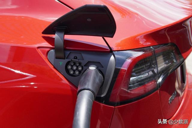 我终于买到了的自己梦想之车：特斯拉 Model 3