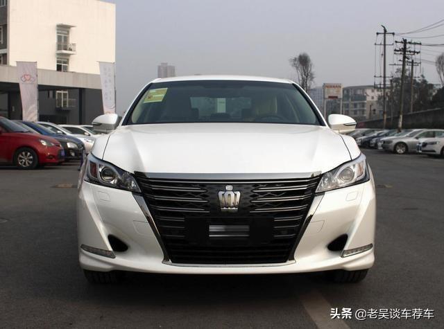 我想买丰田皇冠2.0T运动版，优惠多少？落地价超过27万吗
