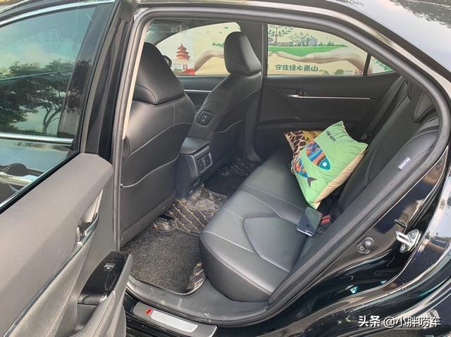 23岁小伙喜提丰田凯美瑞，完成上学时的梦想，优惠8千买贵了吗？