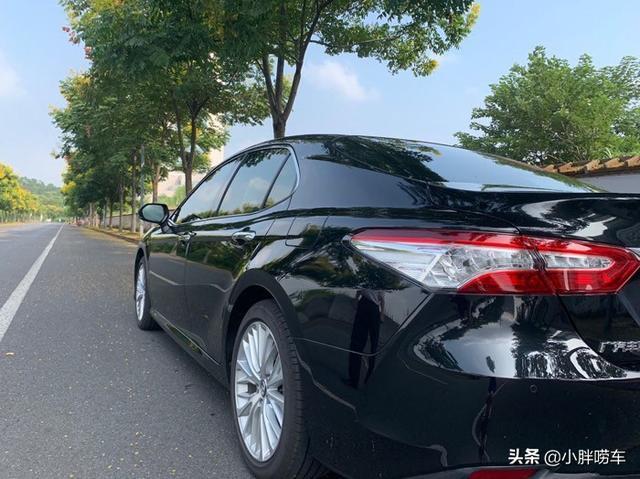 23岁小伙喜提丰田凯美瑞，完成上学时的梦想，优惠8千买贵了吗？