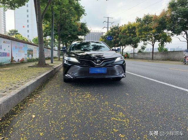 23岁小伙喜提丰田凯美瑞，完成上学时的梦想，优惠8千买贵了吗？