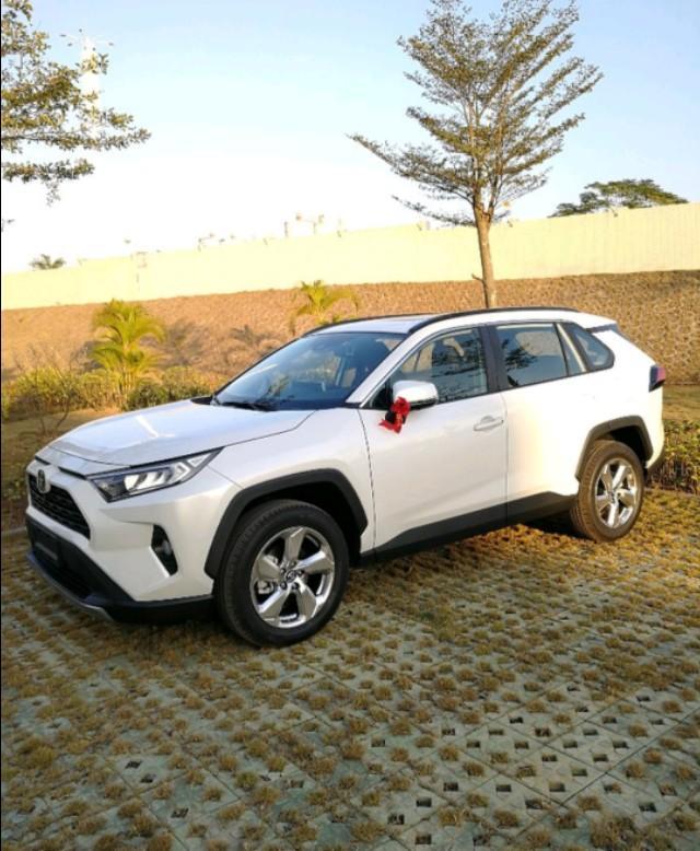 终于有优惠了，小伙喜提丰田RAV4，分享了用车感受，油耗很满意