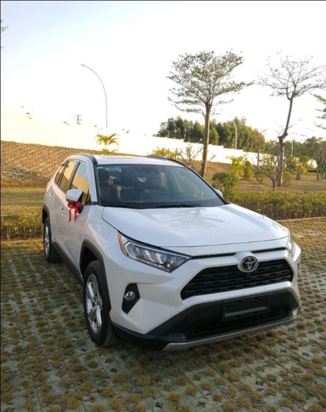 终于有优惠了，小伙喜提丰田RAV4，分享了用车感受，油耗很满意