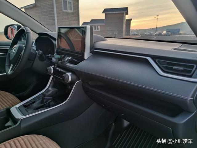 喜提丰田RAV4荣放，外观越改越像汉兰达，这个价格应该没买贵吧？
