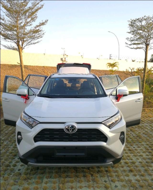 终于有优惠了，小伙喜提丰田RAV4，分享了用车感受，油耗很满意