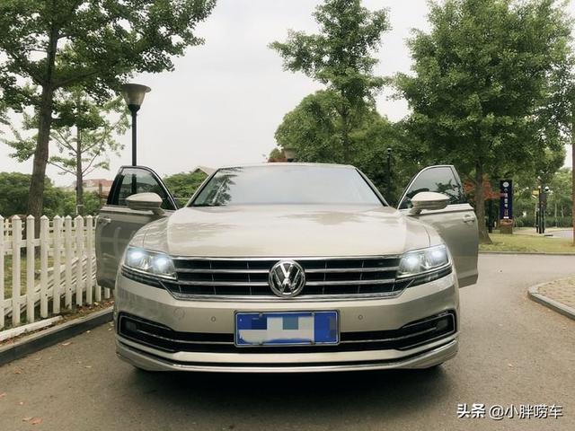 52岁大爷喜提大众辉昂，外观既大气又低调，这价格买的挺便宜吧