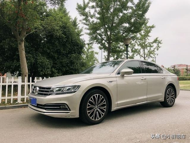 52岁大爷喜提大众辉昂，外观既大气又低调，这价格买的挺便宜吧