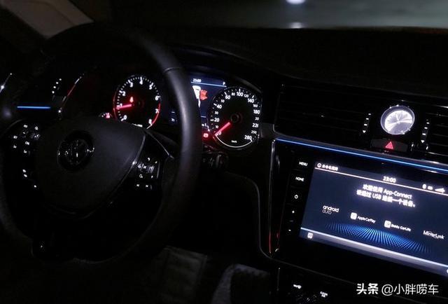 52岁大爷喜提大众辉昂，外观既大气又低调，这价格买的挺便宜吧