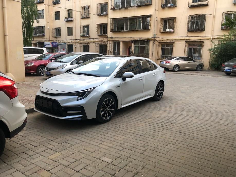 雷凌提车作业2021款铂金珍珠白色雷凌双擎运动版提车