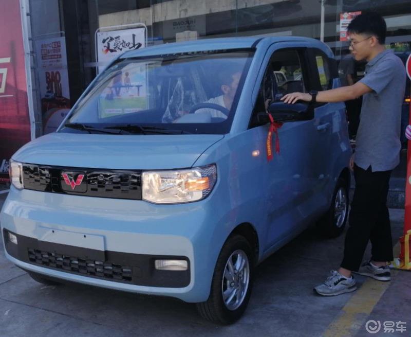 陪兄弟去提宏光MINI