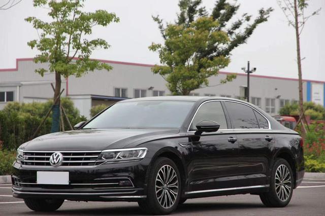 老司机今天说一款省油耐用的家用轿车2019年大众辉昂，2.0T高配