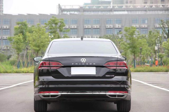 老司机今天说一款省油耐用的家用轿车2019年大众辉昂，2.0T高配