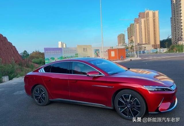 比亚迪汉四川车主：晒提车照片，网友却被这条大长腿吸引了