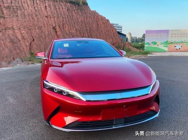 比亚迪汉四川车主：晒提车照片，网友却被这条大长腿吸引了