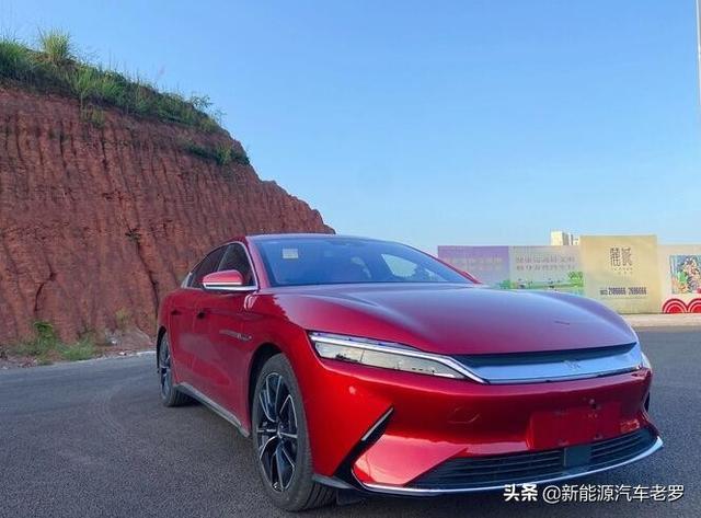 比亚迪汉四川车主：晒提车照片，网友却被这条大长腿吸引了