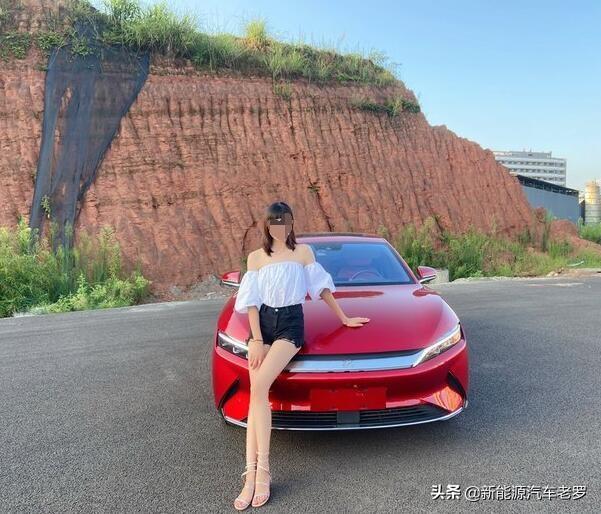 比亚迪汉四川车主：晒提车照片，网友却被这条大长腿吸引了