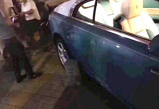 女司机早上喜提劳斯莱斯，晚上就撞坏，爸爸：没事，再买辆新的
