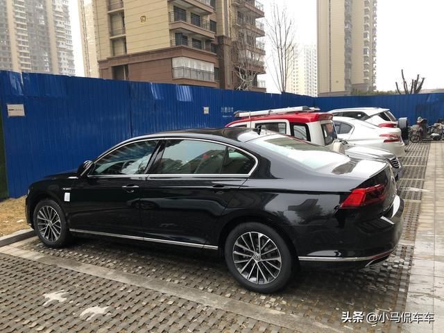 入手大众迈腾330豪华版，新款科技感爆棚，这提车价不算太贵吧