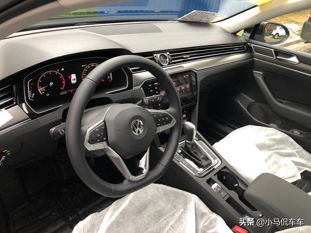 入手大众迈腾330豪华版，新款科技感爆棚，这提车价不算太贵吧