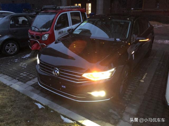 入手大众迈腾330豪华版，新款科技感爆棚，这提车价不算太贵吧