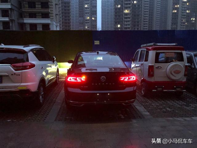 入手大众迈腾330豪华版，新款科技感爆棚，这提车价不算太贵吧