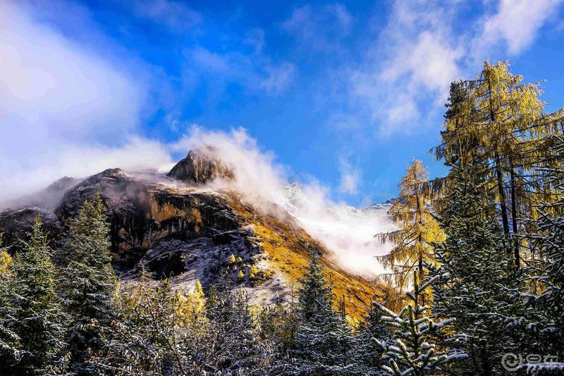 《迈腾在路上》四姑娘山，一道靓丽的风景线。