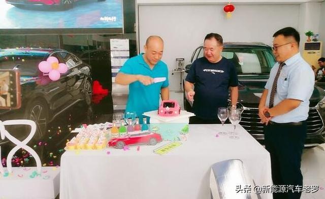 59岁山东大叔：比亚迪汉交车忒隆重了！网友：比亚迪变“虚荣”了