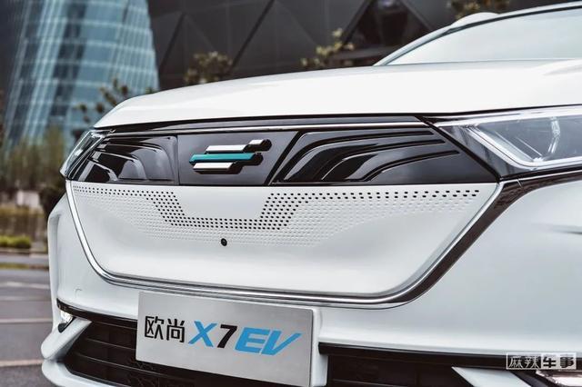 歐尚x7提車作業張太告訴你一個小秘密當紅電動車長安歐尚x7ev可以刷臉