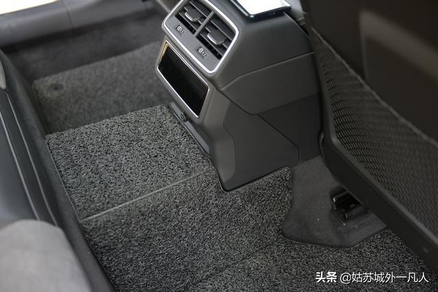 提车作业 A8L光环下的新奥迪A6L