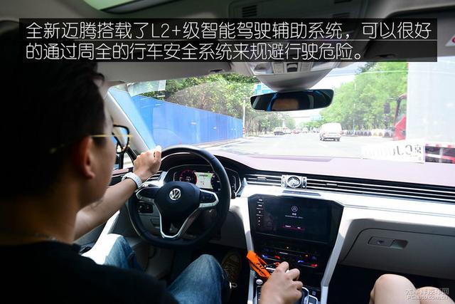 90后小夫妻周末大采购 刚提的新迈腾派上用场了