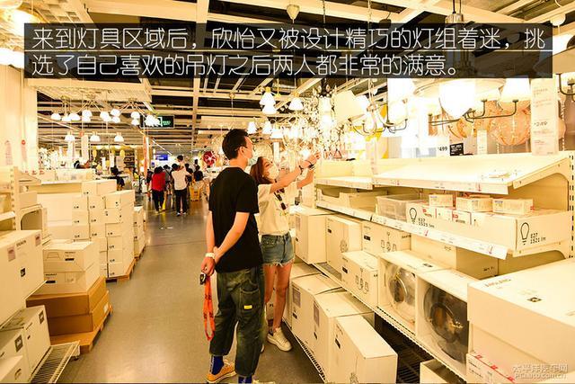 90后小夫妻周末大采购 刚提的新迈腾派上用场了