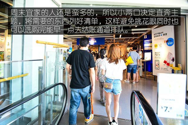 90后小夫妻周末大采购 刚提的新迈腾派上用场了