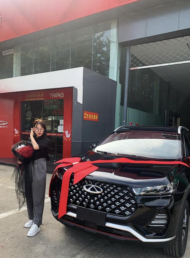 一个美女同事 提全新一代瑞虎7钻石版 您感觉是人漂亮还是车漂亮