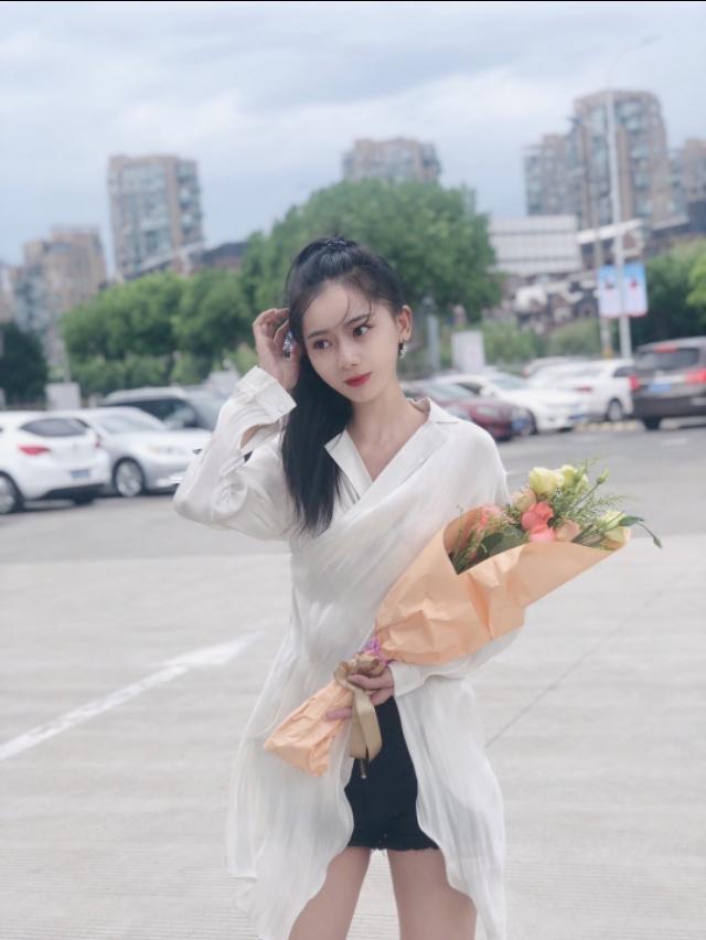 喜提爱车外白内红适合女孩开的车奔驰C260