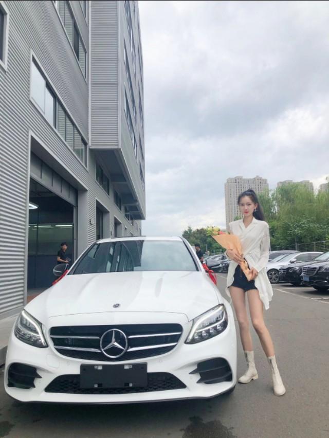 喜提爱车外白内红适合女孩开的车奔驰C260
