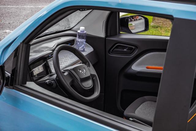 3万多提宏光MINI EV，车主：比轩逸好开多了，很适合代步