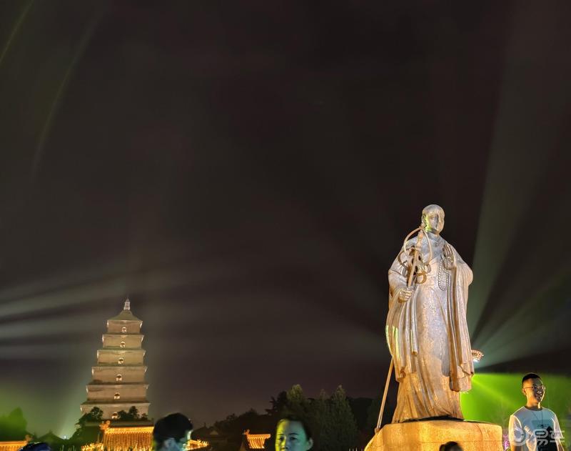 【奔跑吧，陕西】【青青河边草】18.与美食恋雪一起夜游网红打卡地大唐不夜城步行街
