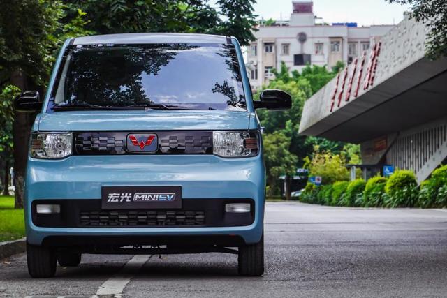 3万多提宏光MINI EV，车主：比轩逸好开多了，很适合代步
