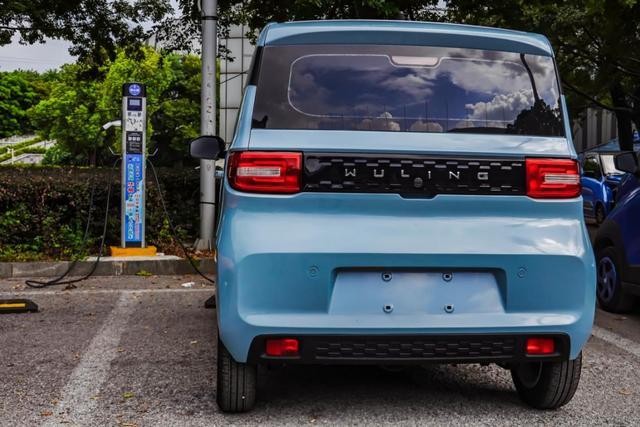 3万多提宏光MINI EV，车主：比轩逸好开多了，很适合代步