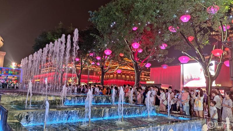 【奔跑吧，陕西】【青青河边草】18.与美食恋雪一起夜游网红打卡地大唐不夜城步行街