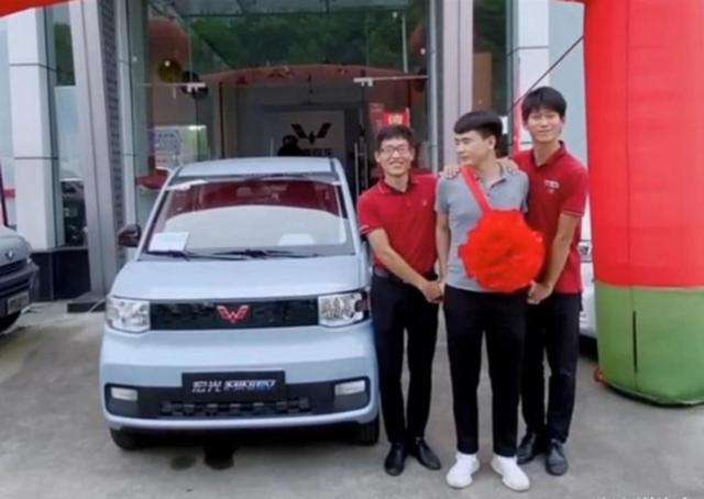 小伙喜提五菱“老头乐”，交车合影让人笑翻：这是偷车被抓了吧
