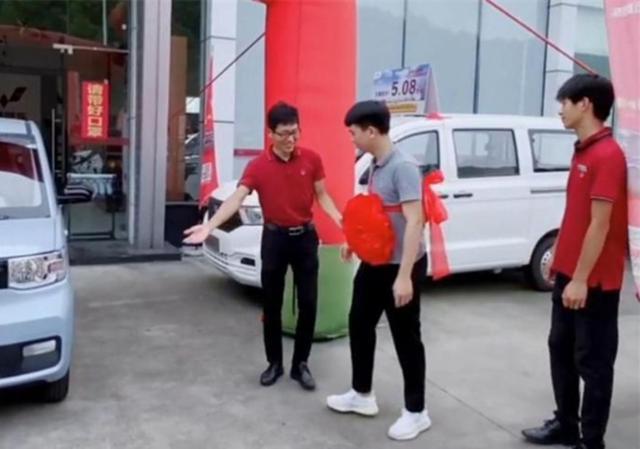 小伙喜提五菱“老头乐”，交车合影让人笑翻：这是偷车被抓了吧
