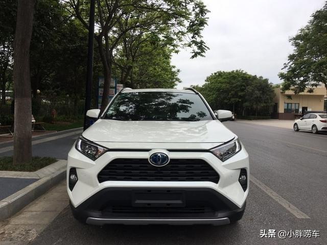 57岁大爷喜提RAV4荣放，混动动力不错，这个价格好像买贵了