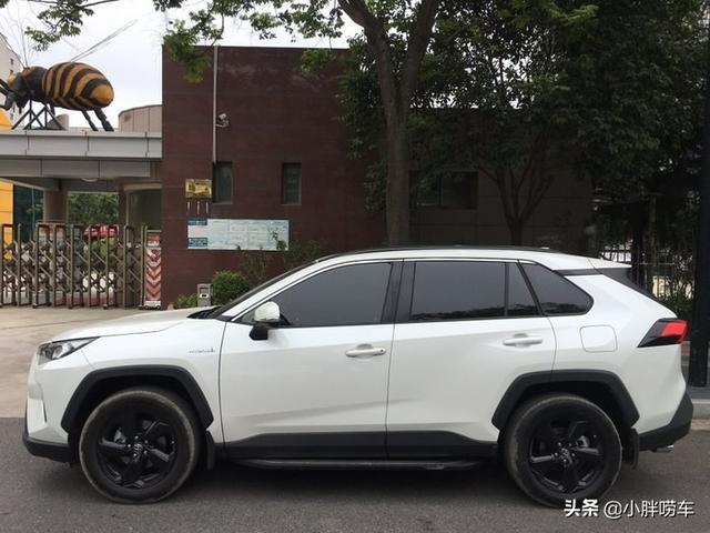 57岁大爷喜提RAV4荣放，混动动力不错，这个价格好像买贵了